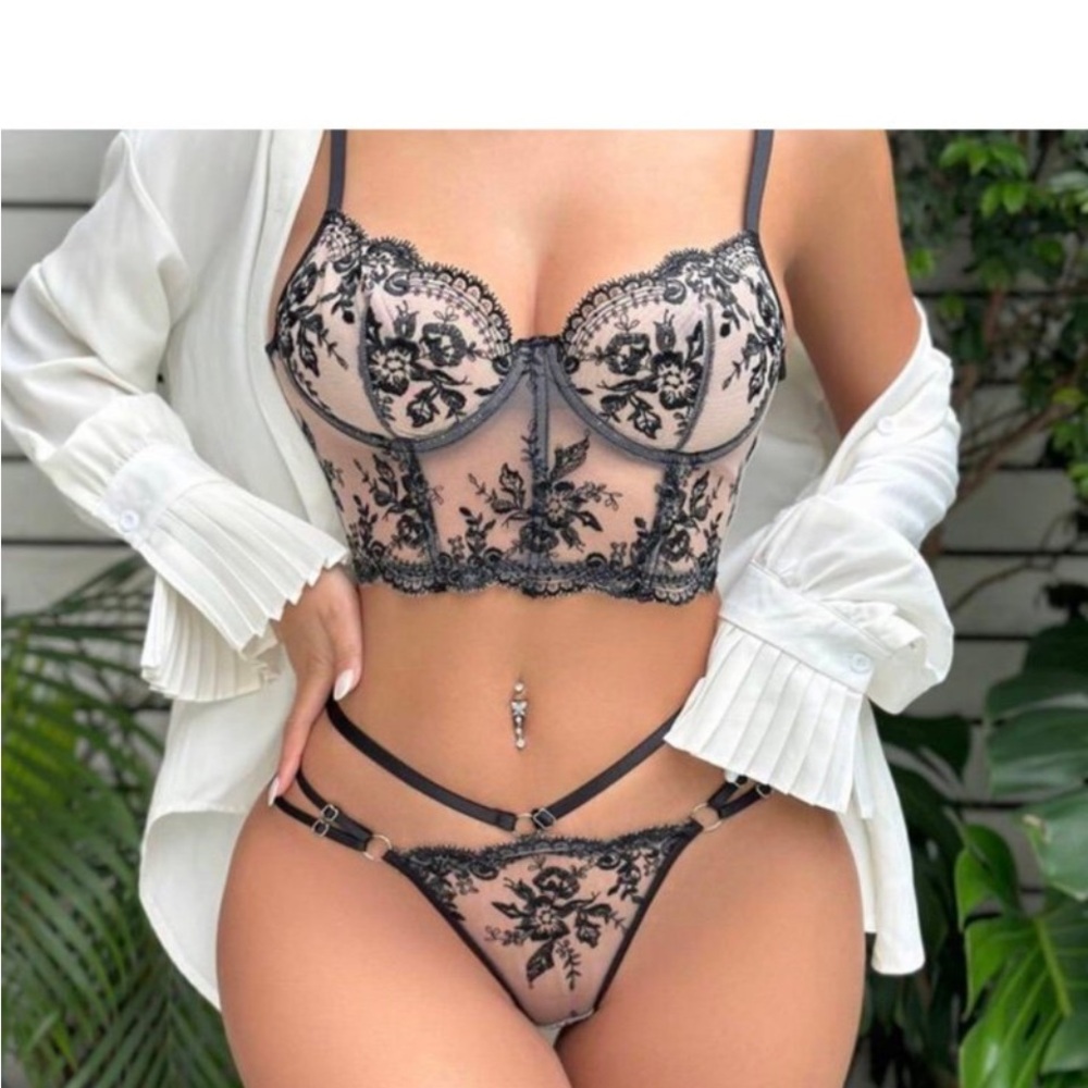 Victoria’s Secret Very Sexy
Unlined Long Line Triangle Bra